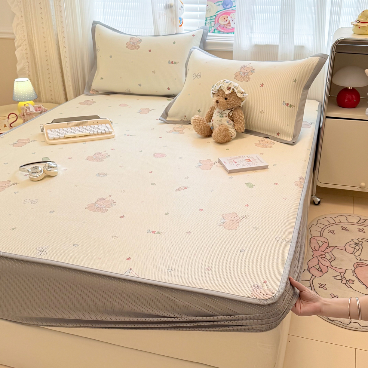 91家纺网 家纺一手货源 找家纺 慕尚家纺 2026新款清新凉感冰藤席床笠款 魔法小熊