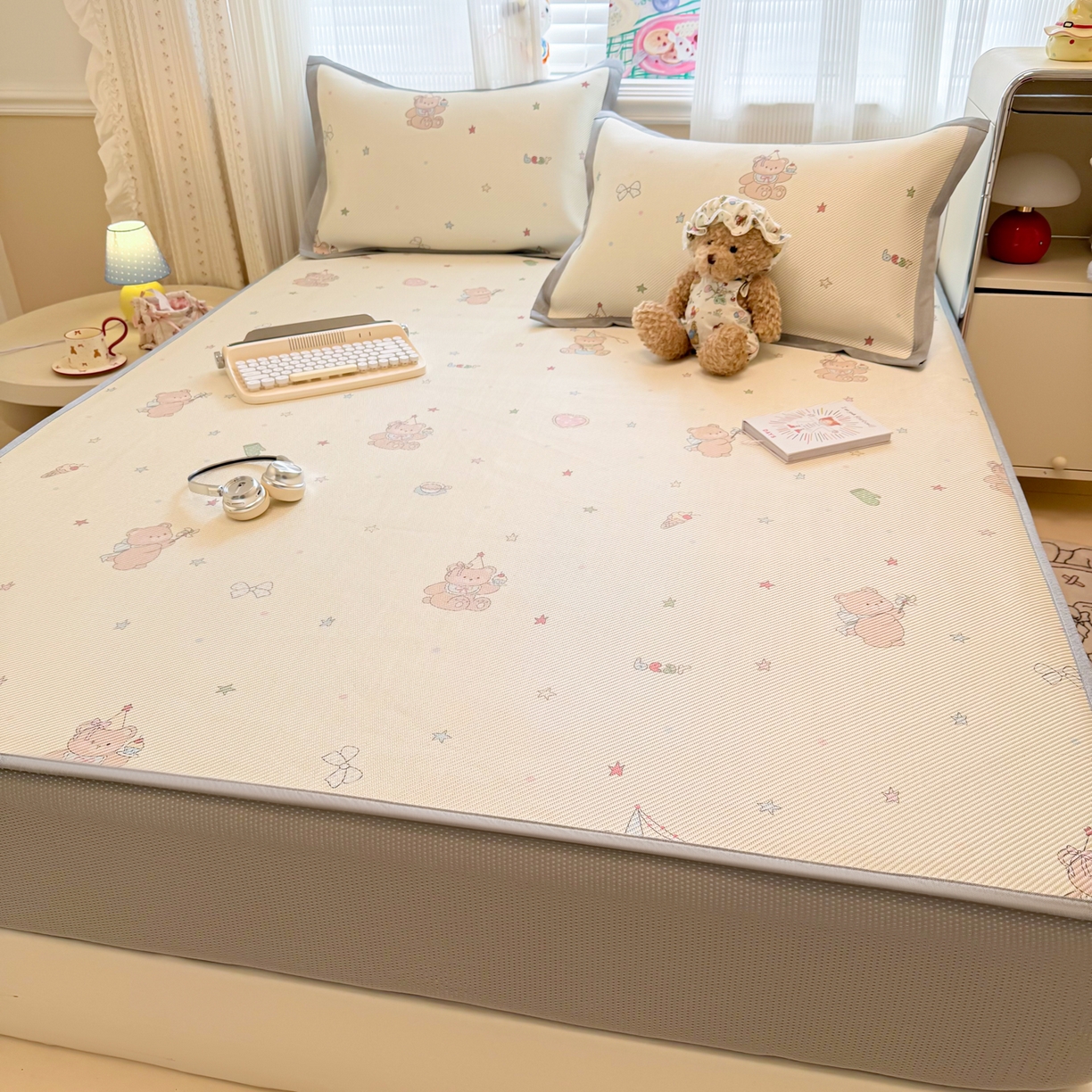 91家纺网 家纺一手货源 找家纺 慕尚家纺 2026新款清新凉感冰藤席床笠款 魔法小熊