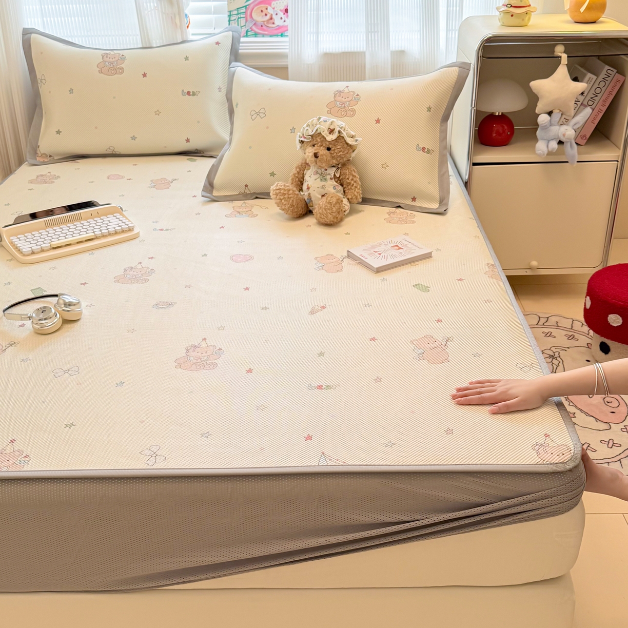 91家纺网 家纺一手货源 找家纺 慕尚家纺 2026新款清新凉感冰藤席床笠款 魔法小熊