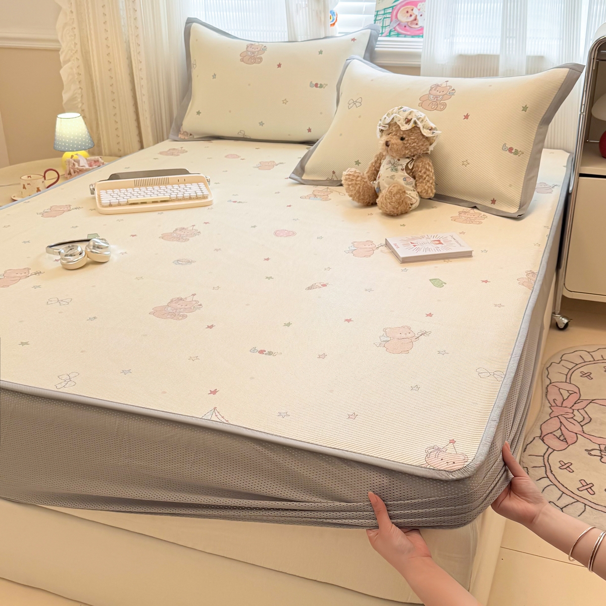 91家纺网 家纺一手货源 找家纺 慕尚家纺 2026新款清新凉感冰藤席床笠款 魔法小熊