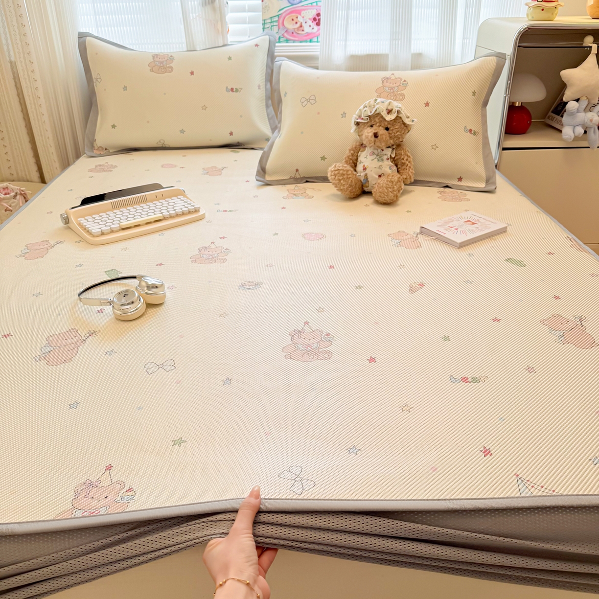 91家纺网 家纺一手货源 找家纺 慕尚家纺 2026新款清新凉感冰藤席床笠款 魔法小熊