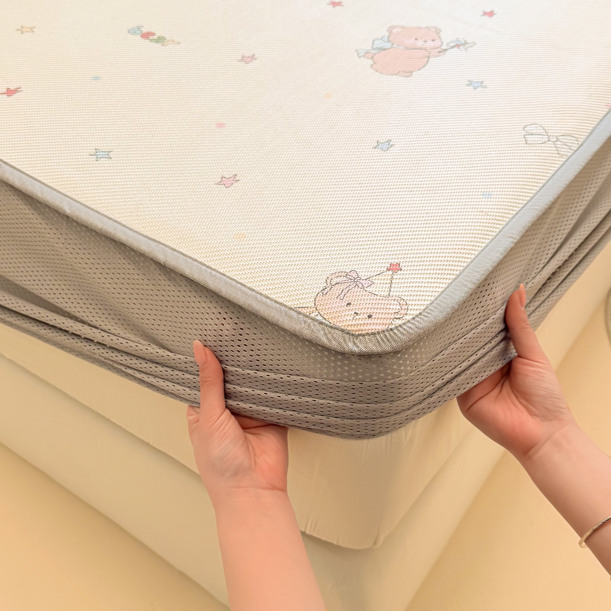 91家纺网 家纺一手货源 找家纺 慕尚家纺 2026新款清新凉感冰藤席床笠款 魔法小熊