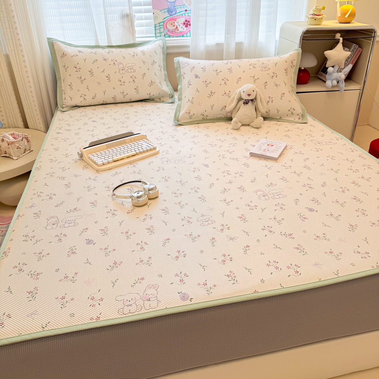 91家纺网 家纺一手货源 找家纺 慕尚家纺 2026新款清新凉感冰藤席床笠款 顽皮兔