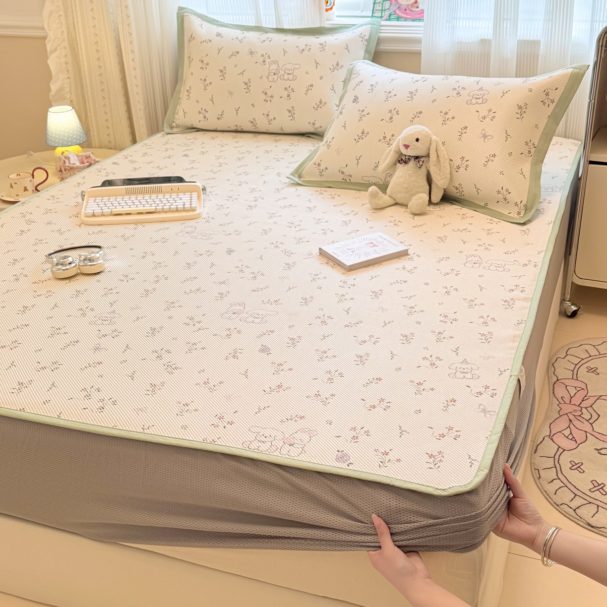 91家纺网 家纺一手货源 找家纺 慕尚家纺 2026新款清新凉感冰藤席床笠款 顽皮兔