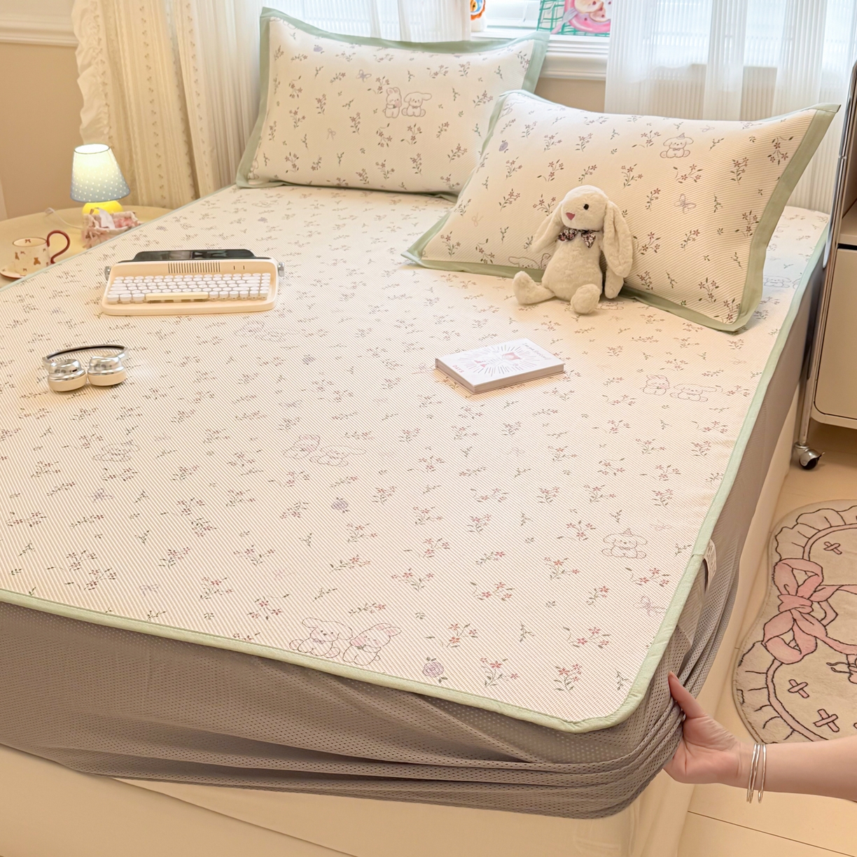 91家纺网 家纺一手货源 找家纺 慕尚家纺 2026新款清新凉感冰藤席床笠款 顽皮兔