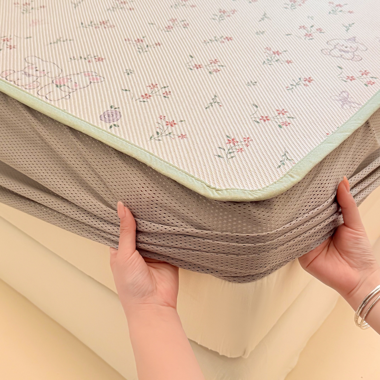 91家纺网 家纺一手货源 找家纺 慕尚家纺 2026新款清新凉感冰藤席床笠款 顽皮兔