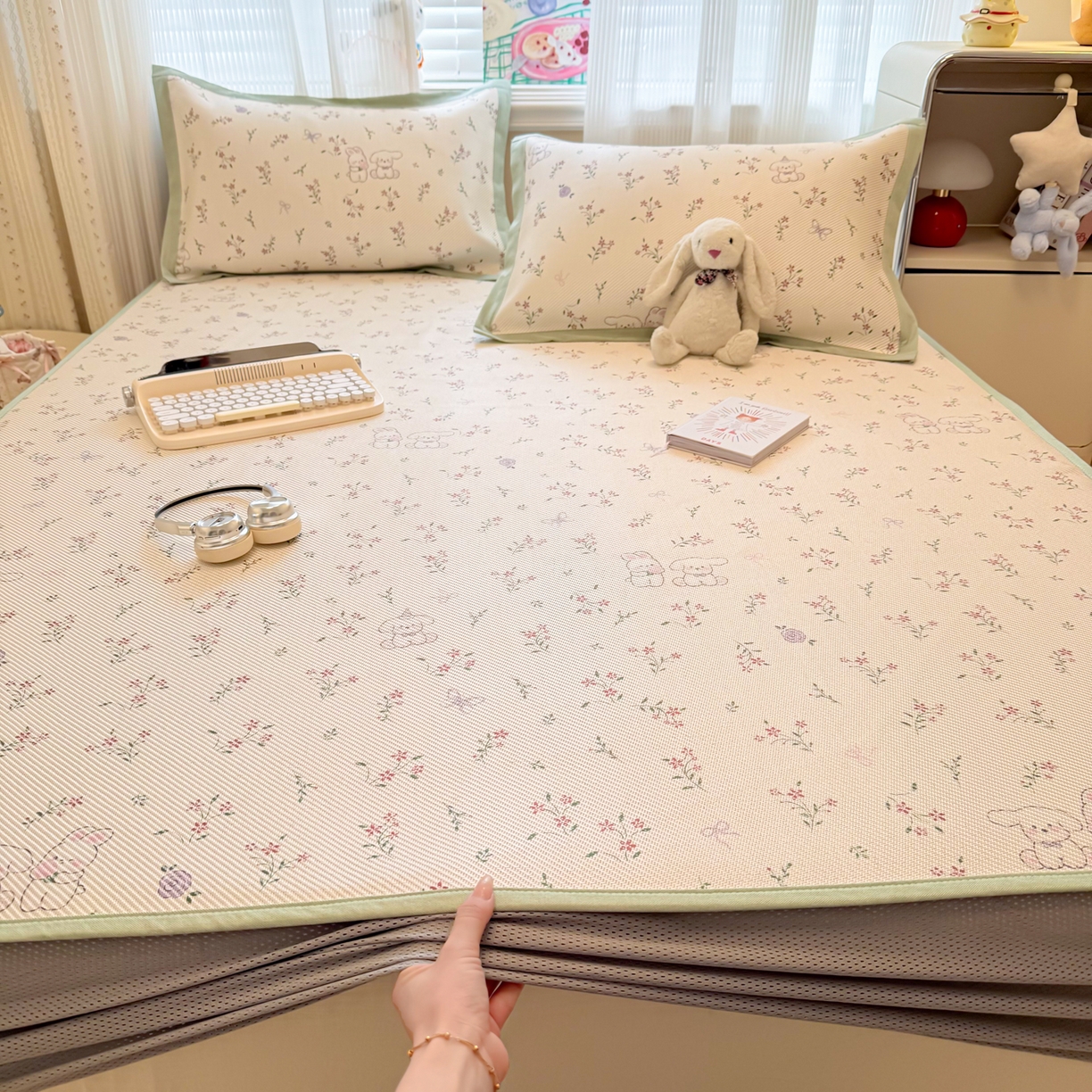 91家纺网 家纺一手货源 找家纺 慕尚家纺 2026新款清新凉感冰藤席床笠款 顽皮兔