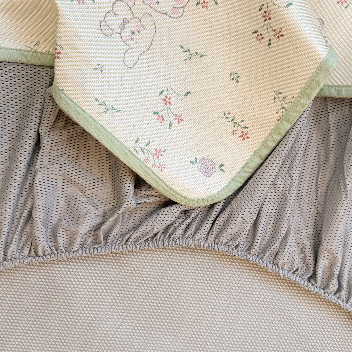 91家纺网 家纺一手货源 找家纺 慕尚家纺 2026新款清新凉感冰藤席床笠款 顽皮兔