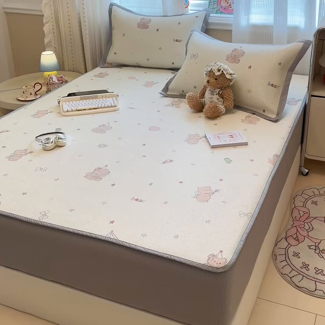 91家纺网 家纺一手货源 找家纺 慕尚家纺 2026新款清新凉感冰藤席床笠款 魔法小熊