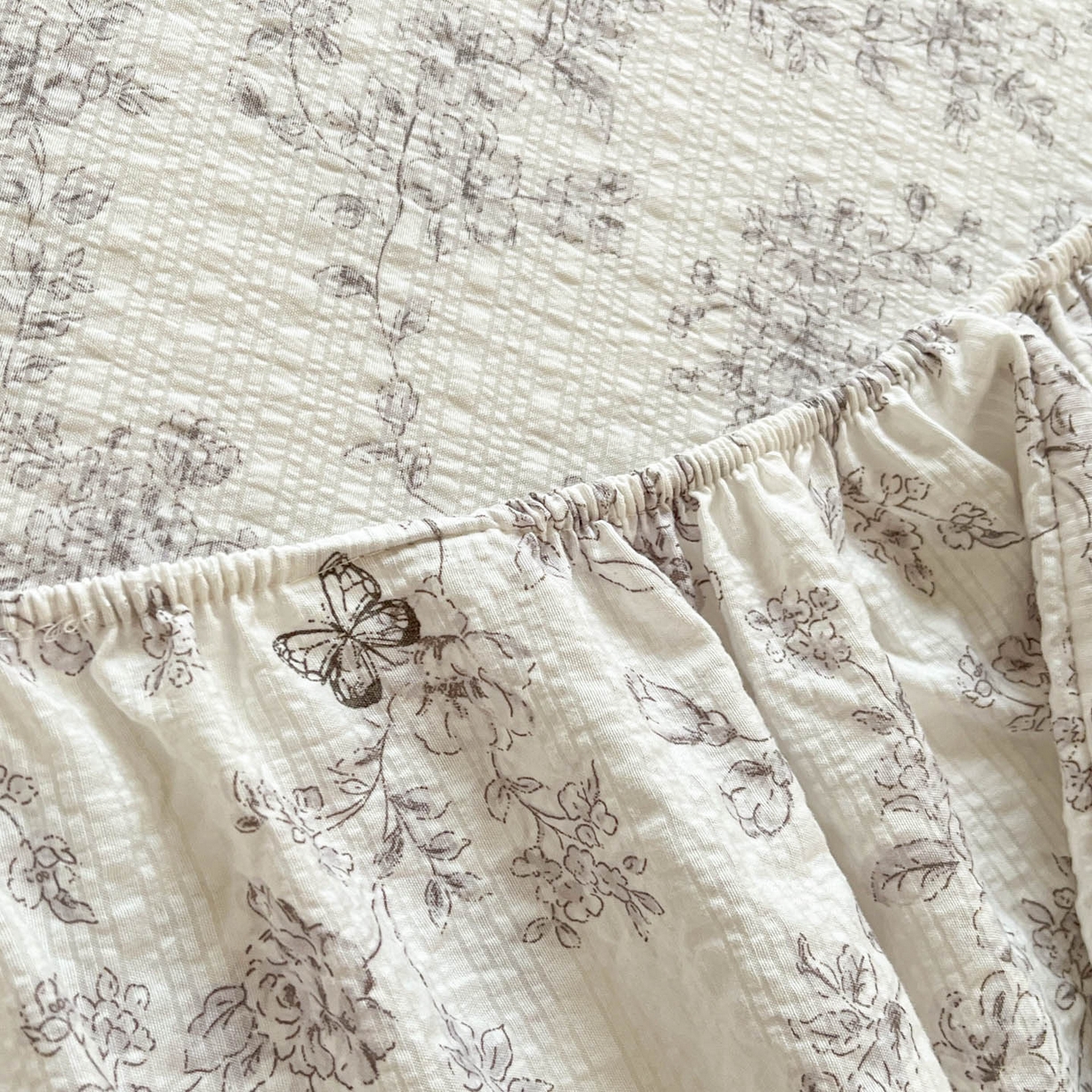 91家纺网 家纺一手货源 找家纺 蓝极人 2026新款泡泡纱印花床笠 CL蝶迹