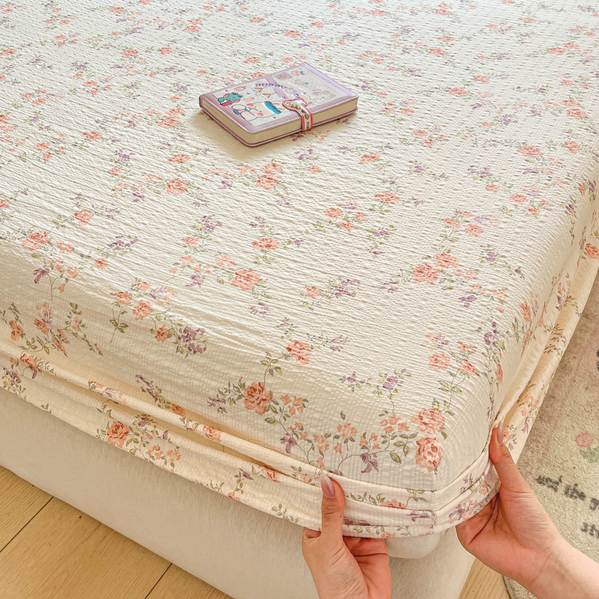 91家纺网 家纺一手货源 找家纺 蓝极人 2026新款泡泡纱印花床笠 CL春色