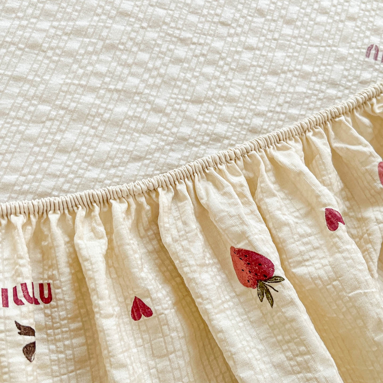 91家纺网 家纺一手货源 找家纺 蓝极人 2026新款泡泡纱印花床笠 CL草莓