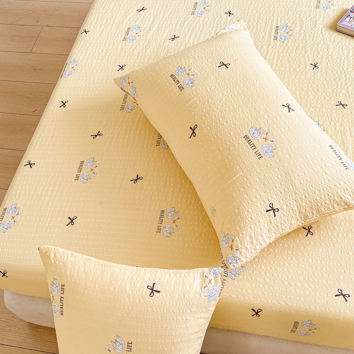 91家纺网 家纺一手货源 找家纺 蓝极人 2026新款泡泡纱印花床笠 CL施华洛黄