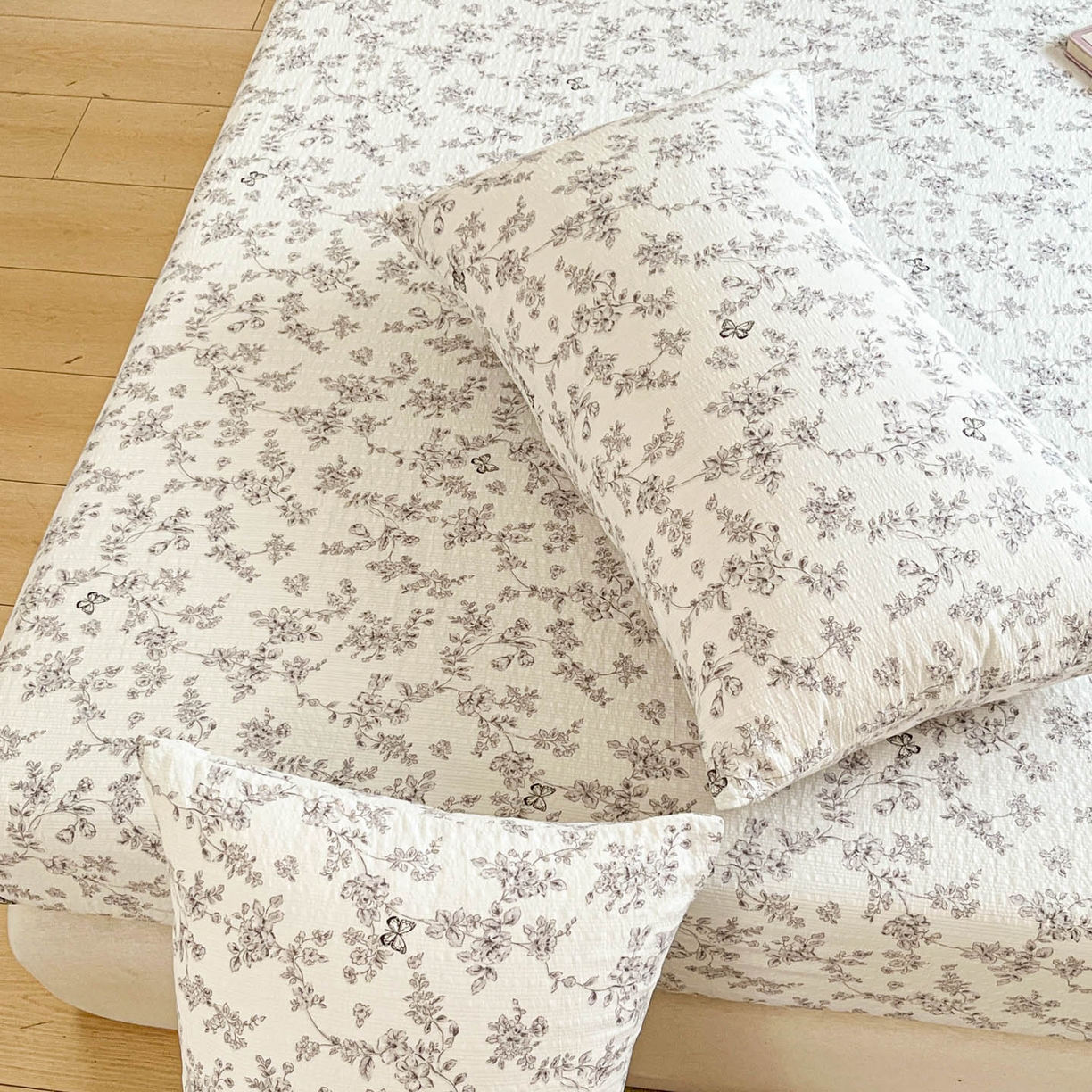 91家纺网 家纺一手货源 找家纺 蓝极人 2026新款泡泡纱印花床笠 CL蝶迹