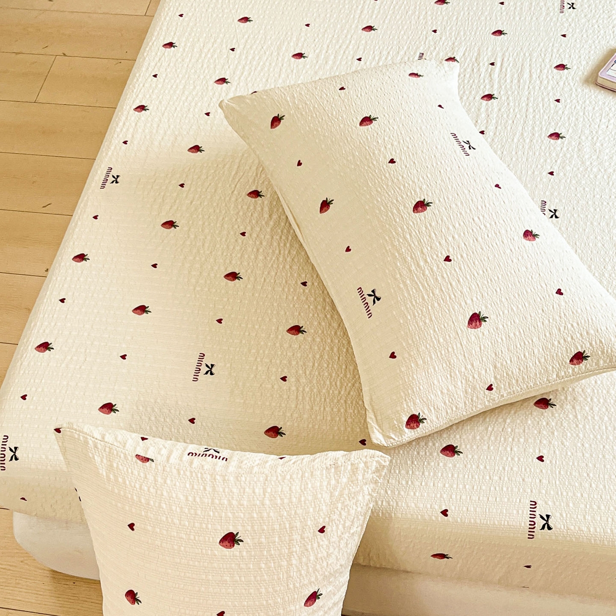 91家纺网 家纺一手货源 找家纺 蓝极人 2026新款泡泡纱印花床笠 CL草莓