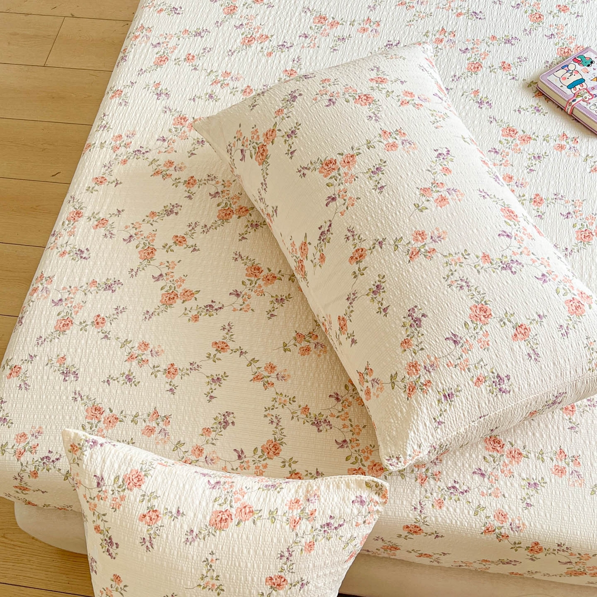 91家纺网 家纺一手货源 找家纺 蓝极人 2026新款泡泡纱印花床笠 CL春色