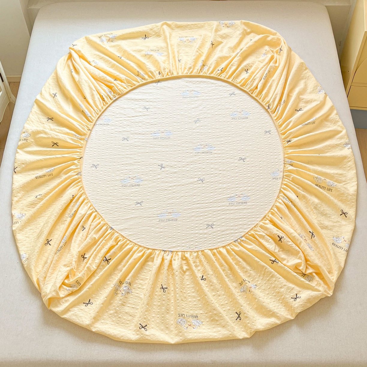 91家纺网 家纺一手货源 找家纺 蓝极人 2026新款泡泡纱印花床笠 CL施华洛黄