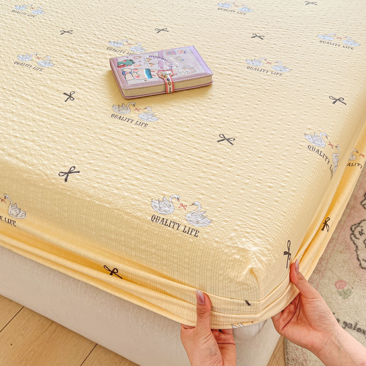 91家纺网 家纺一手货源 找家纺 蓝极人 2026新款泡泡纱印花床笠 CL施华洛黄