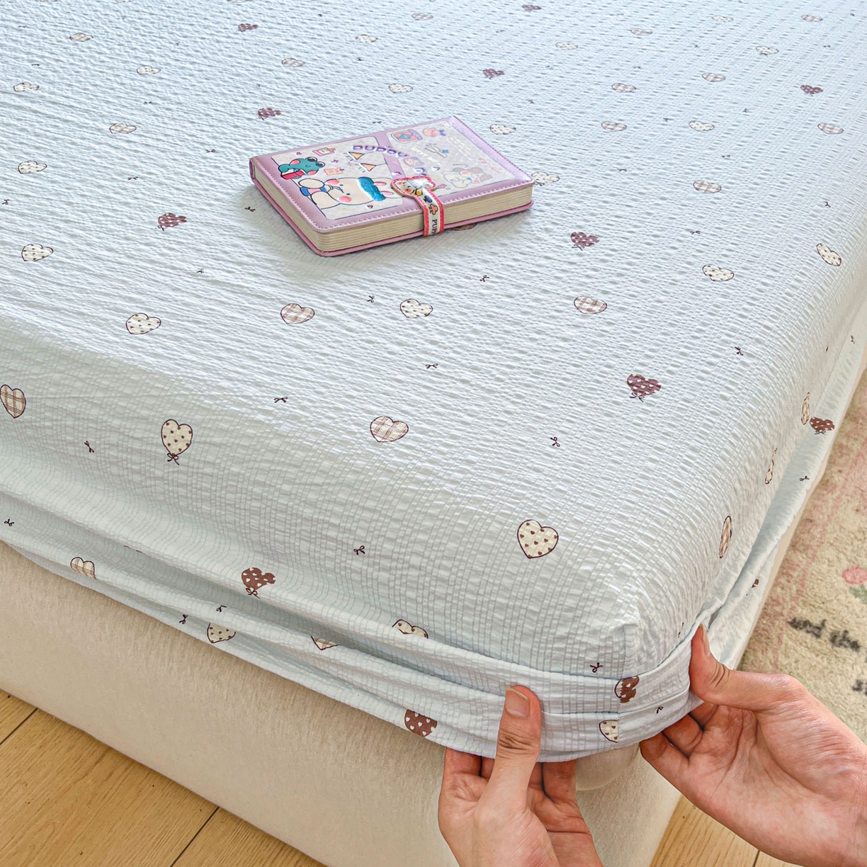 91家纺网 家纺一手货源 找家纺 蓝极人 2026新款泡泡纱印花床笠 CL好心情