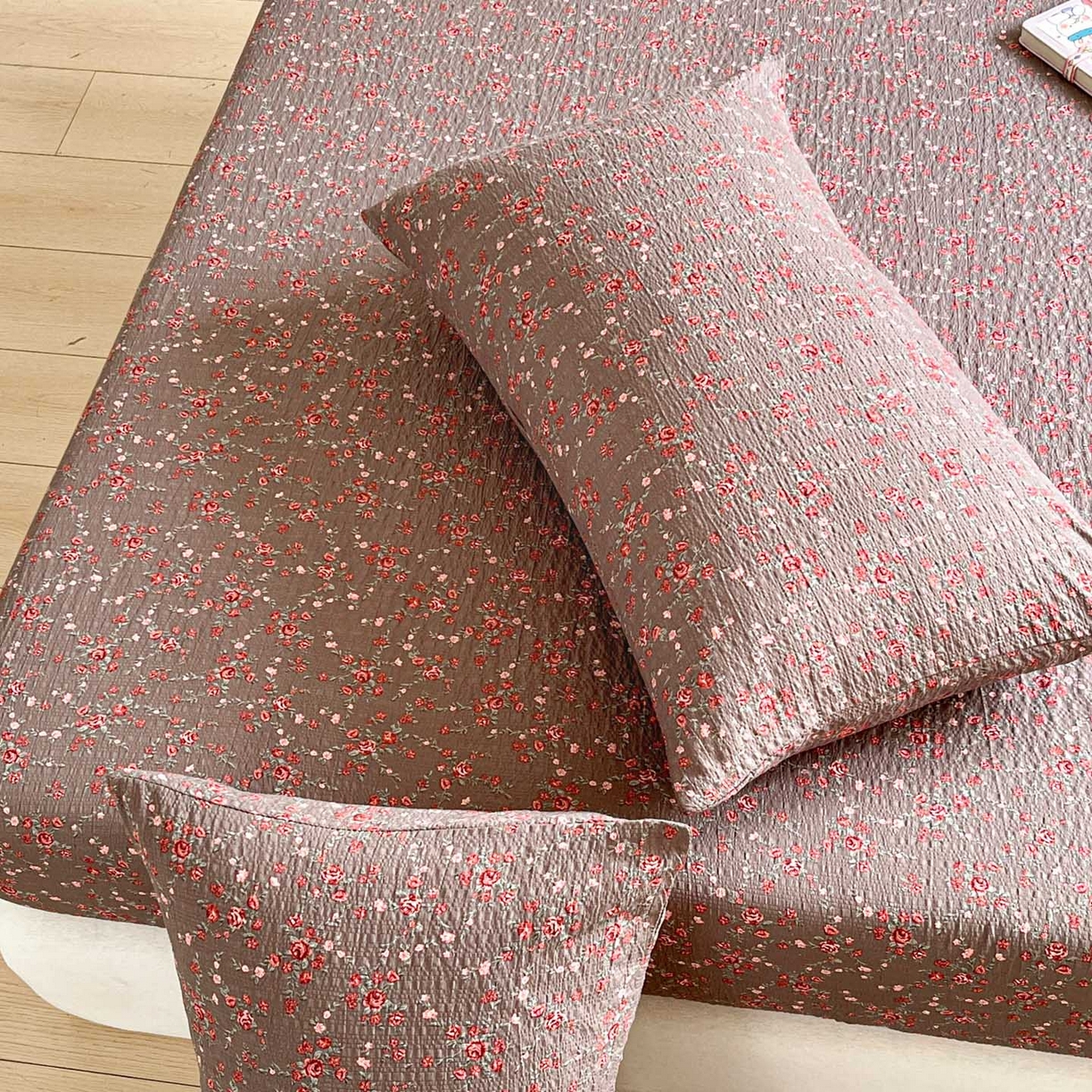 91家纺网 家纺一手货源 找家纺 蓝极人 2026新款泡泡纱印花床笠 CL胭脂