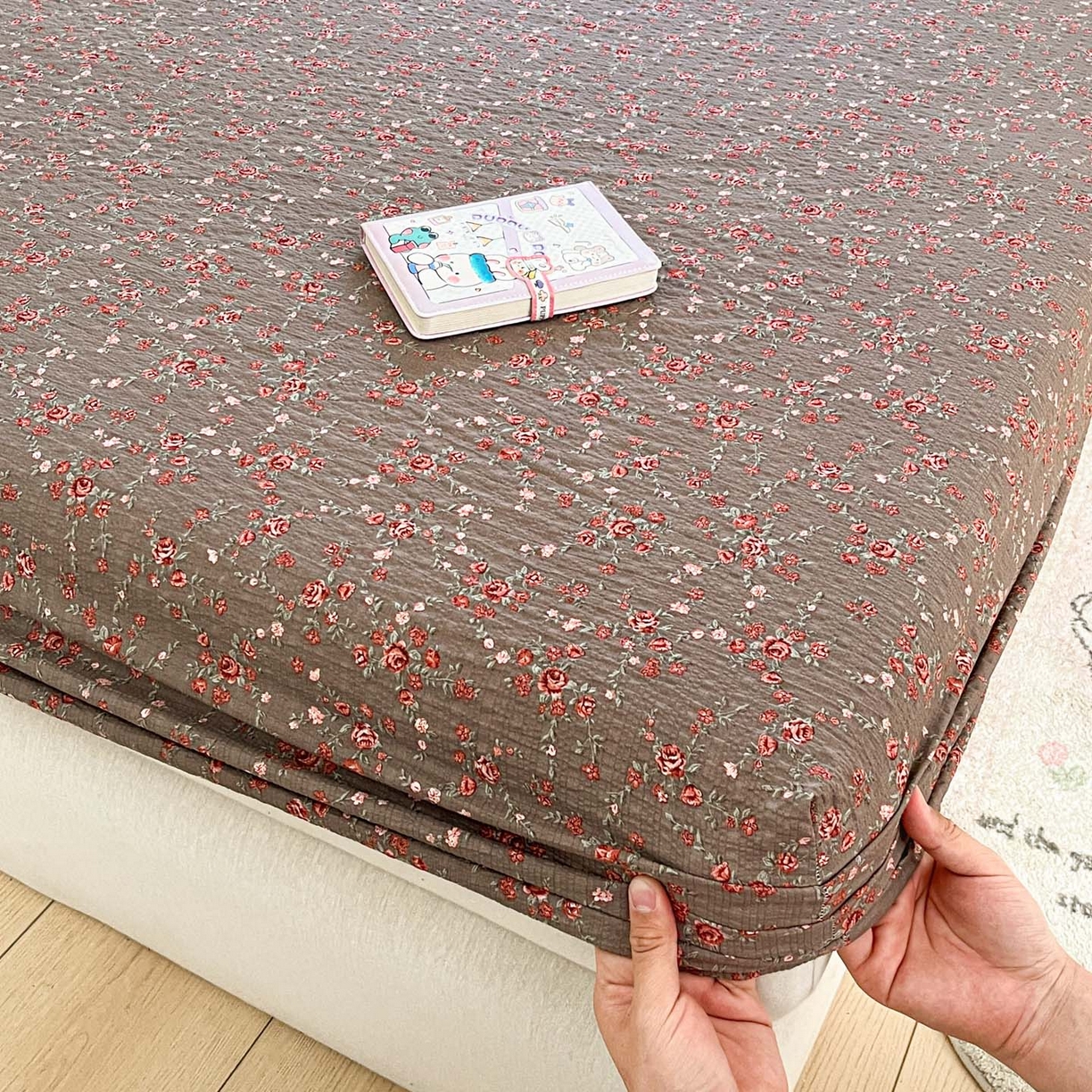 91家纺网 家纺一手货源 找家纺 蓝极人 2026新款泡泡纱印花床笠 CL胭脂