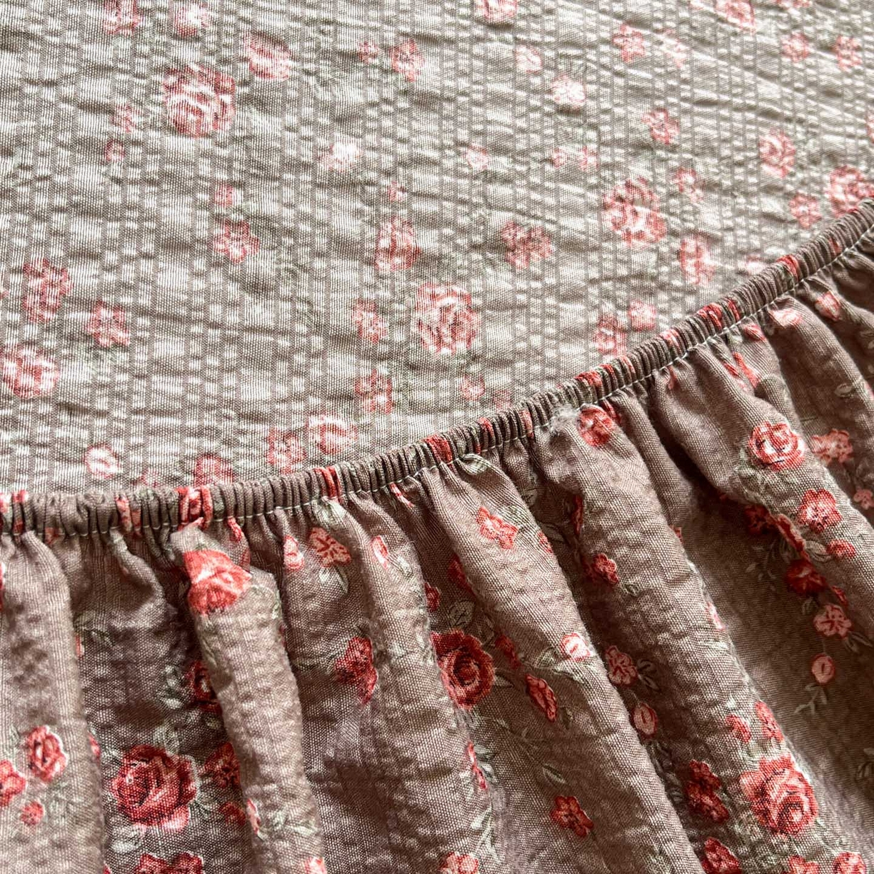 91家纺网 家纺一手货源 找家纺 蓝极人 2026新款泡泡纱印花床笠 CL胭脂