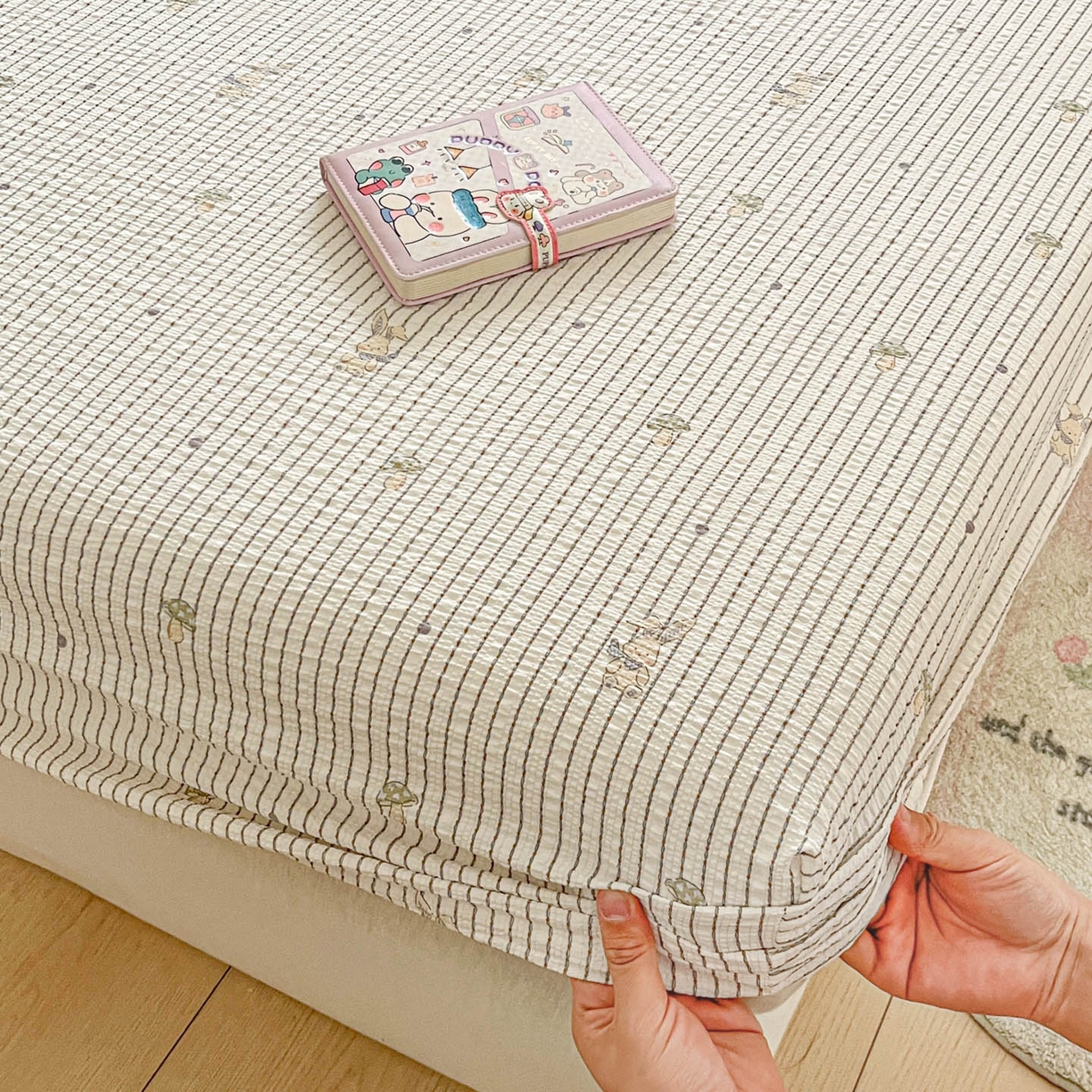 91家纺网 家纺一手货源 找家纺 蓝极人 2026新款泡泡纱印花床笠 CL蘑菇兔