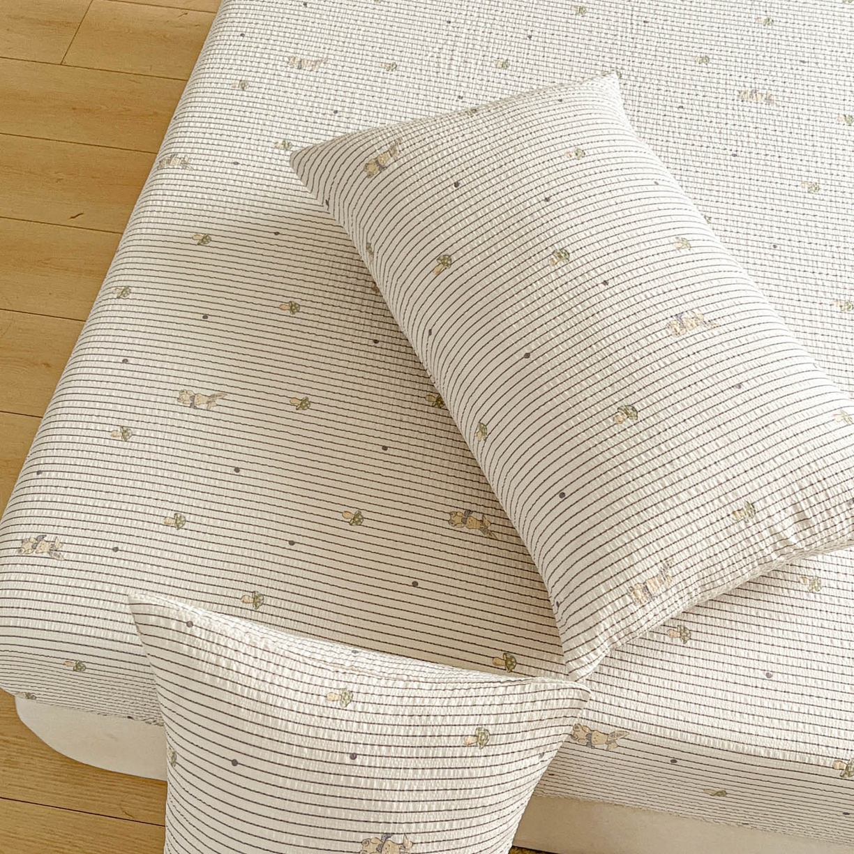 91家纺网 家纺一手货源 找家纺 蓝极人 2026新款泡泡纱印花床笠 CL蘑菇兔