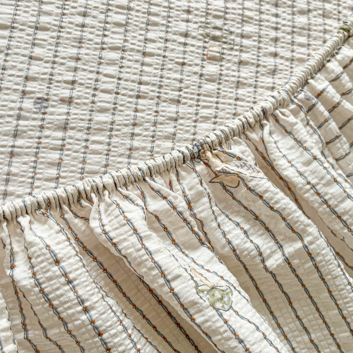 91家纺网 家纺一手货源 找家纺 蓝极人 2026新款泡泡纱印花床笠 CL蘑菇兔