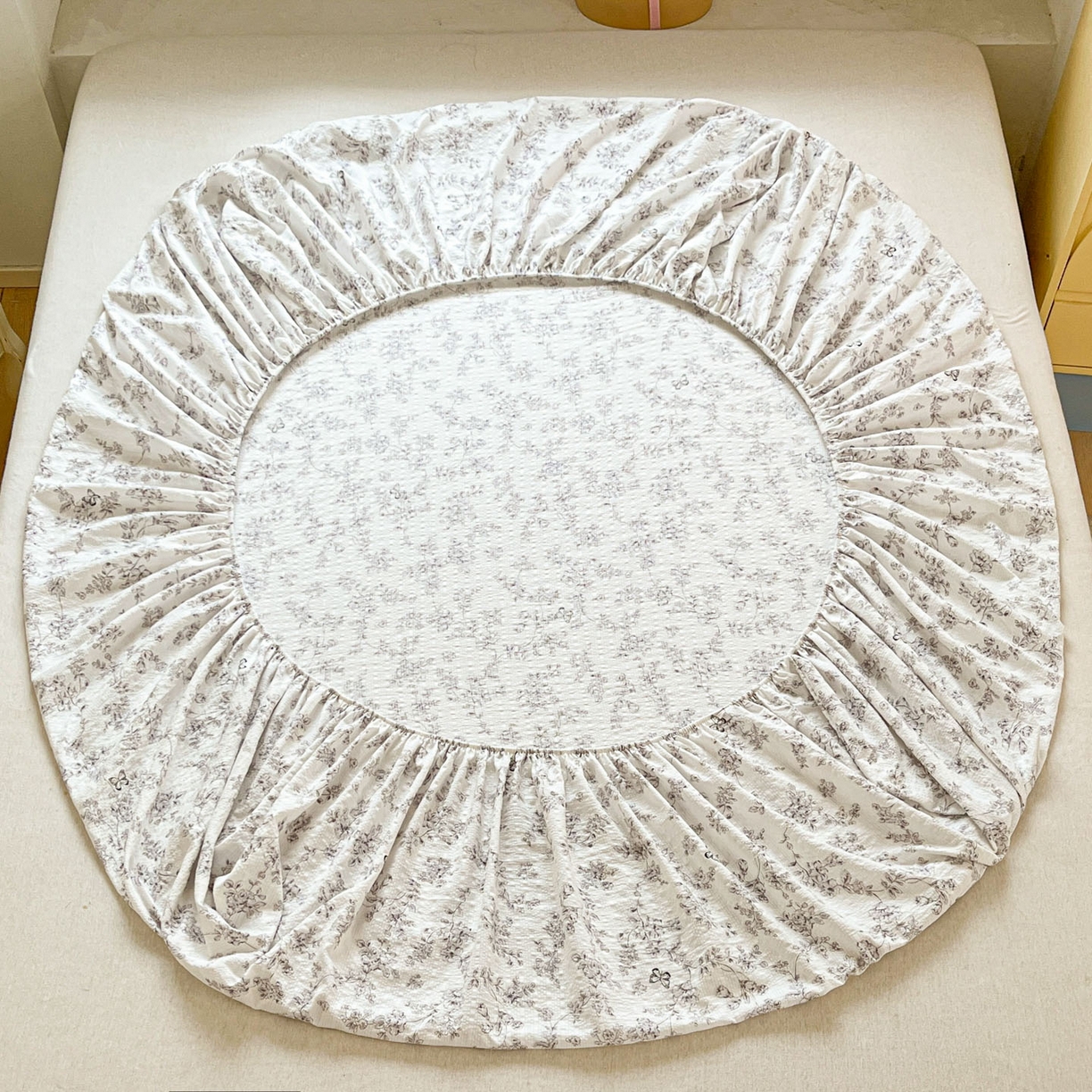 91家纺网 家纺一手货源 找家纺 蓝极人 2026新款泡泡纱印花床笠 CL蝶迹