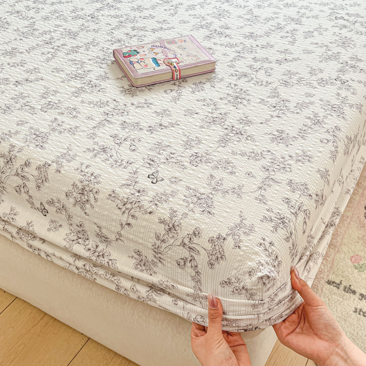 91家纺网 家纺一手货源 找家纺 蓝极人 2026新款泡泡纱印花床笠 CL蝶迹