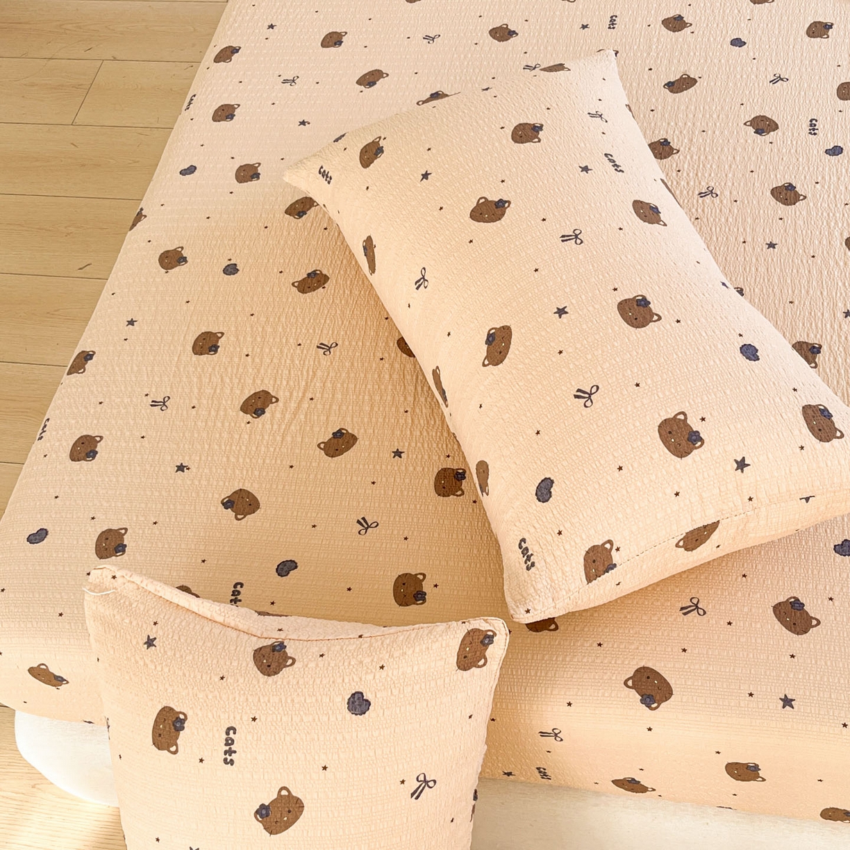 91家纺网 家纺一手货源 找家纺 蓝极人 2026新款泡泡纱印花床笠 CL曲奇猫