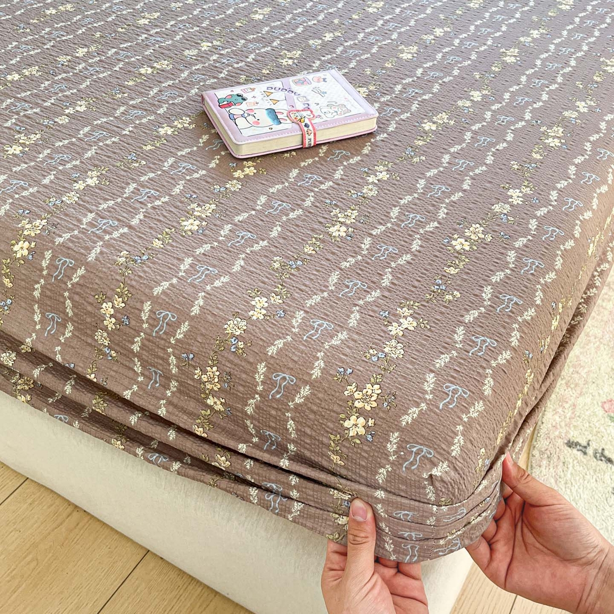 91家纺网 家纺一手货源 找家纺 蓝极人 2026新款泡泡纱印花床笠 CL情人节咖