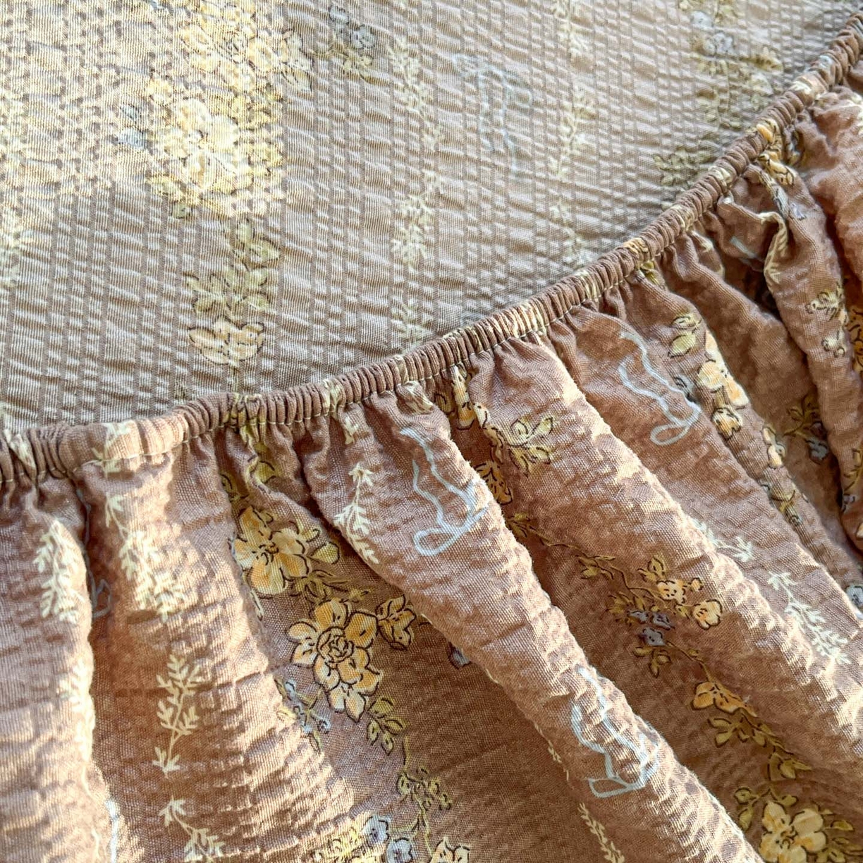 91家纺网 家纺一手货源 找家纺 蓝极人 2026新款泡泡纱印花床笠 CL情人节咖