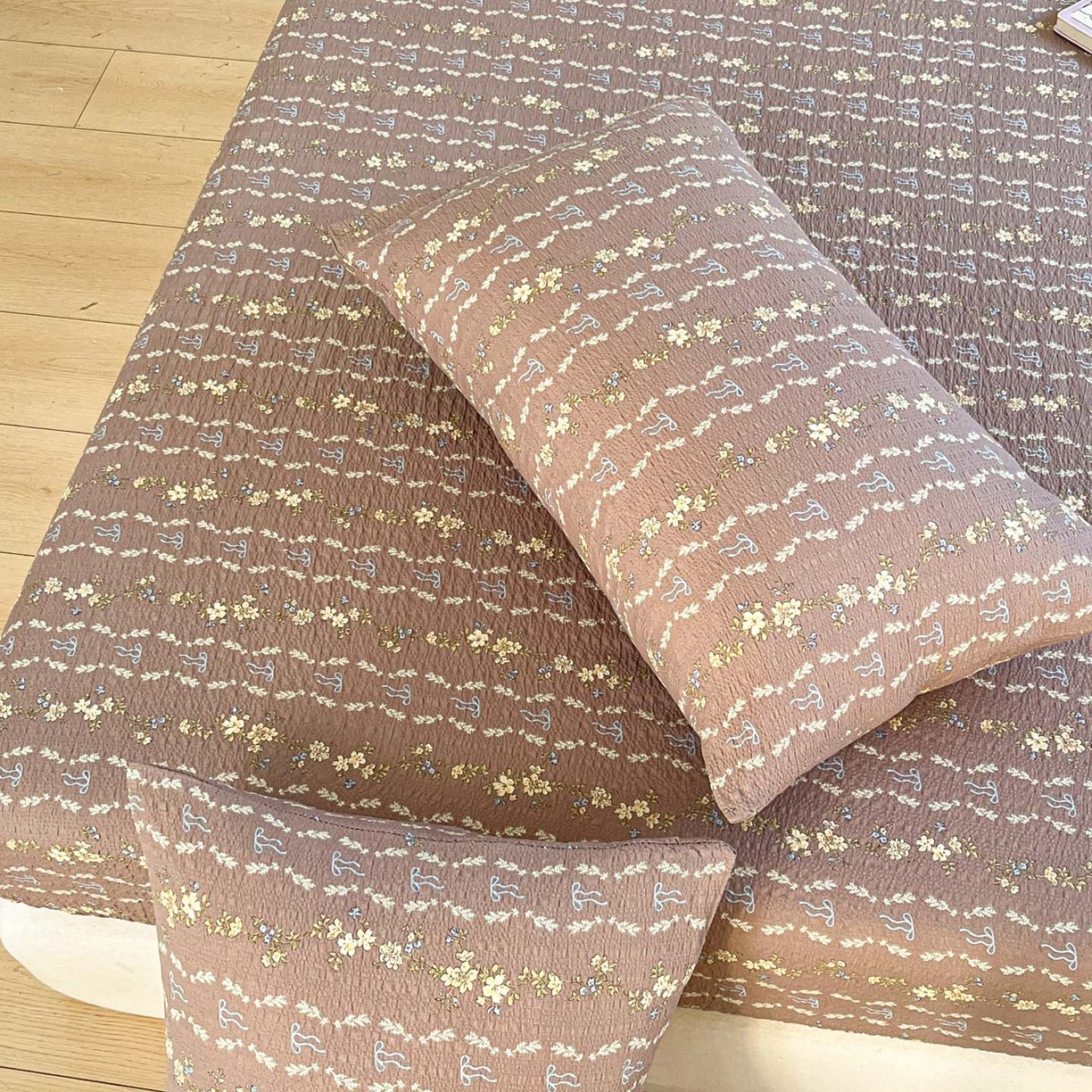 91家纺网 家纺一手货源 找家纺 蓝极人 2026新款泡泡纱印花床笠 CL情人节咖