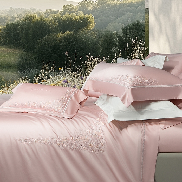 91家纺网 家纺一手货源 找家纺 诗黛尔 2026春夏新品天丝刺绣四件套若水伊人系列 若水伊人-落樱粉