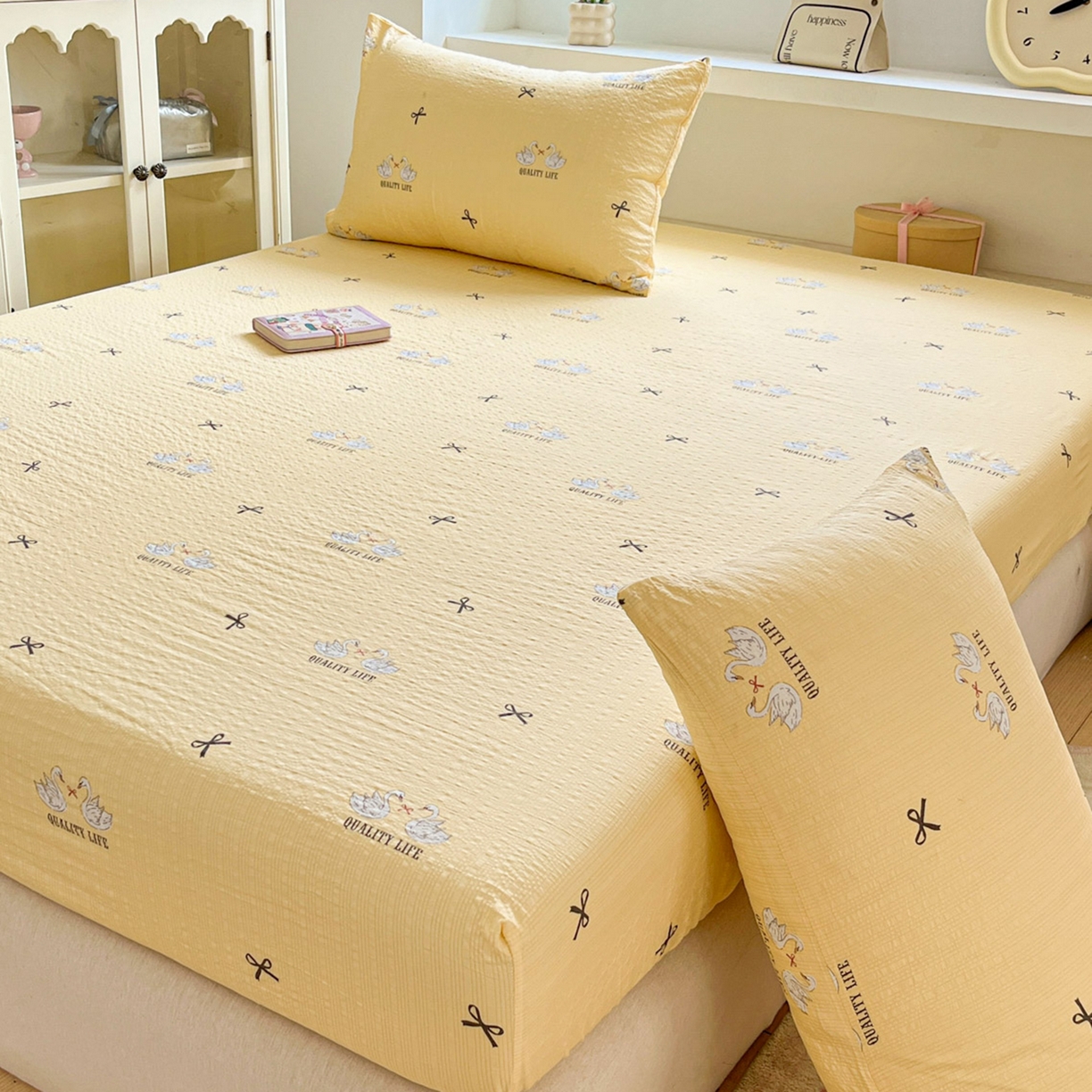 91家纺网 家纺一手货源 找家纺 蓝极人 2026新款泡泡纱印花床笠 CL施华洛黄