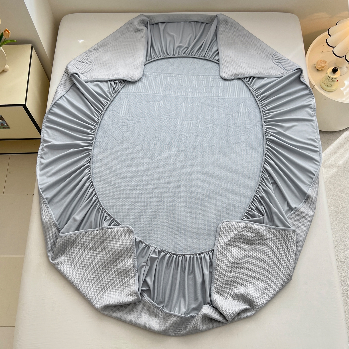 91家纺网 家纺一手货源 找家纺 能好家纺 2026新款高分子PE冰豆豆凉席床笠款 半夏灰