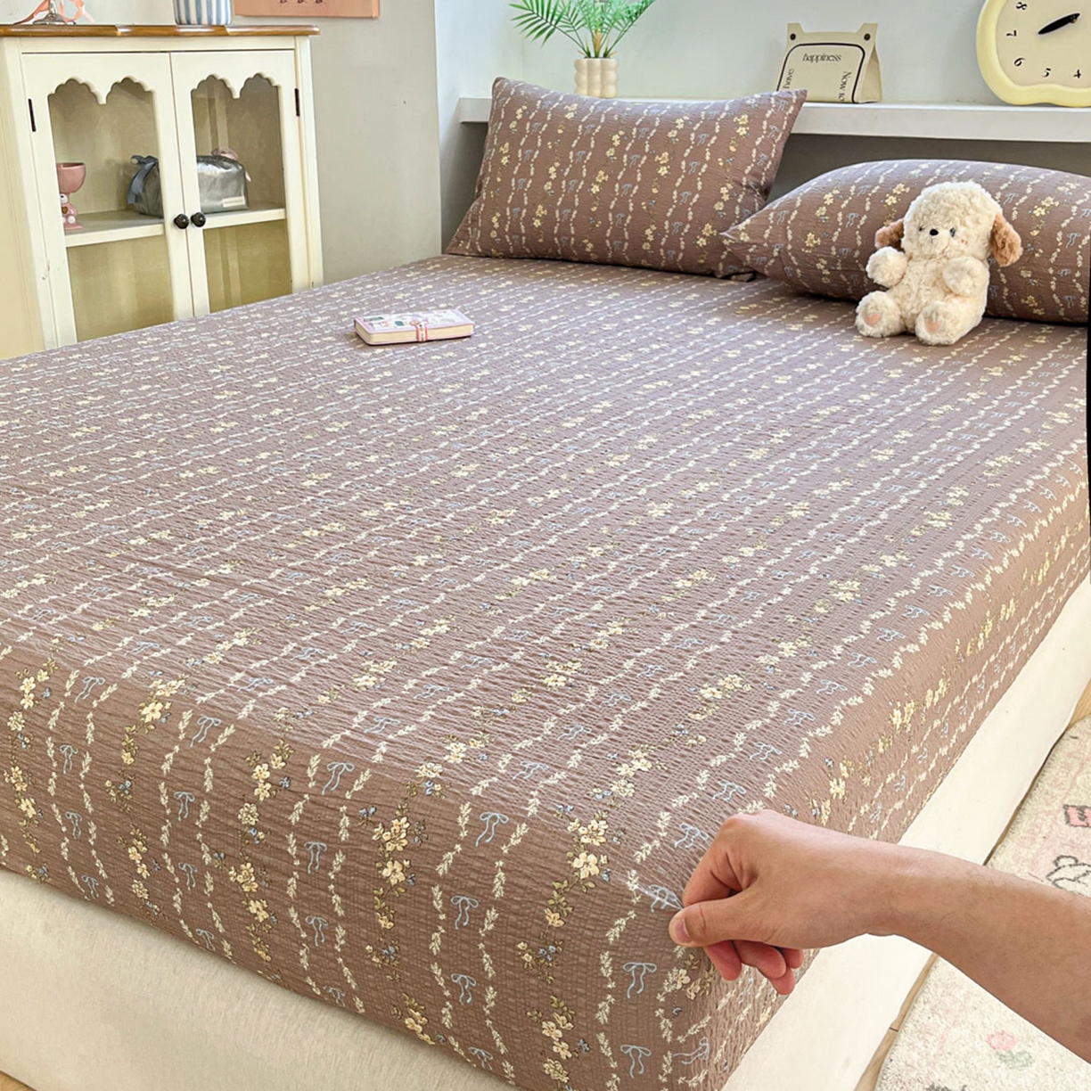 91家纺网 家纺一手货源 找家纺 蓝极人 2026新款泡泡纱印花床笠 CL情人节咖