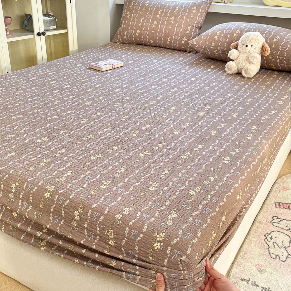 91家纺网 家纺一手货源 找家纺 蓝极人 2026新款泡泡纱印花床笠 CL情人节咖