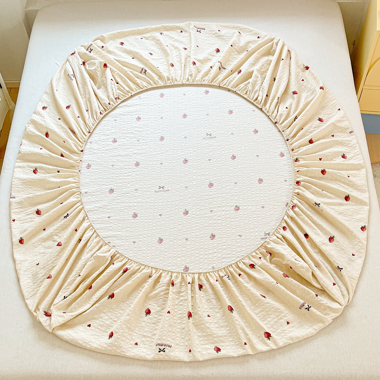 91家纺网 家纺一手货源 找家纺 蓝极人 2026新款泡泡纱印花床笠 CL草莓