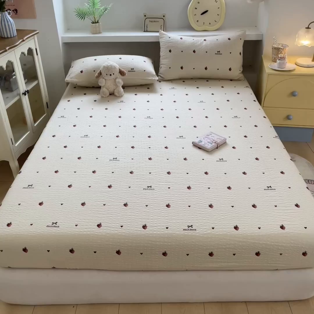 91家纺网 家纺一手货源 找家纺 蓝极人 2026新款泡泡纱印花床笠 CL草莓