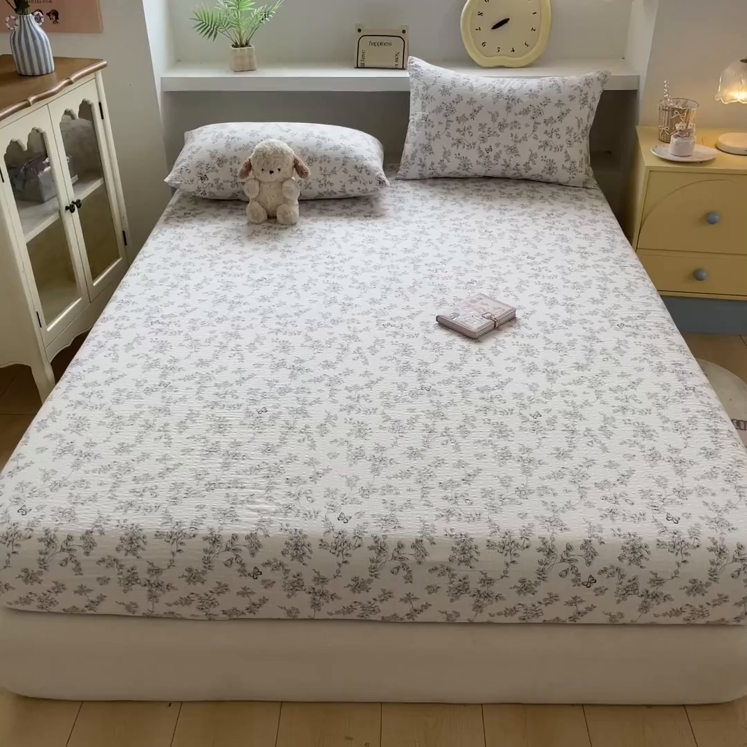 91家纺网 家纺一手货源 找家纺 蓝极人 2026新款泡泡纱印花床笠 CL蝶迹