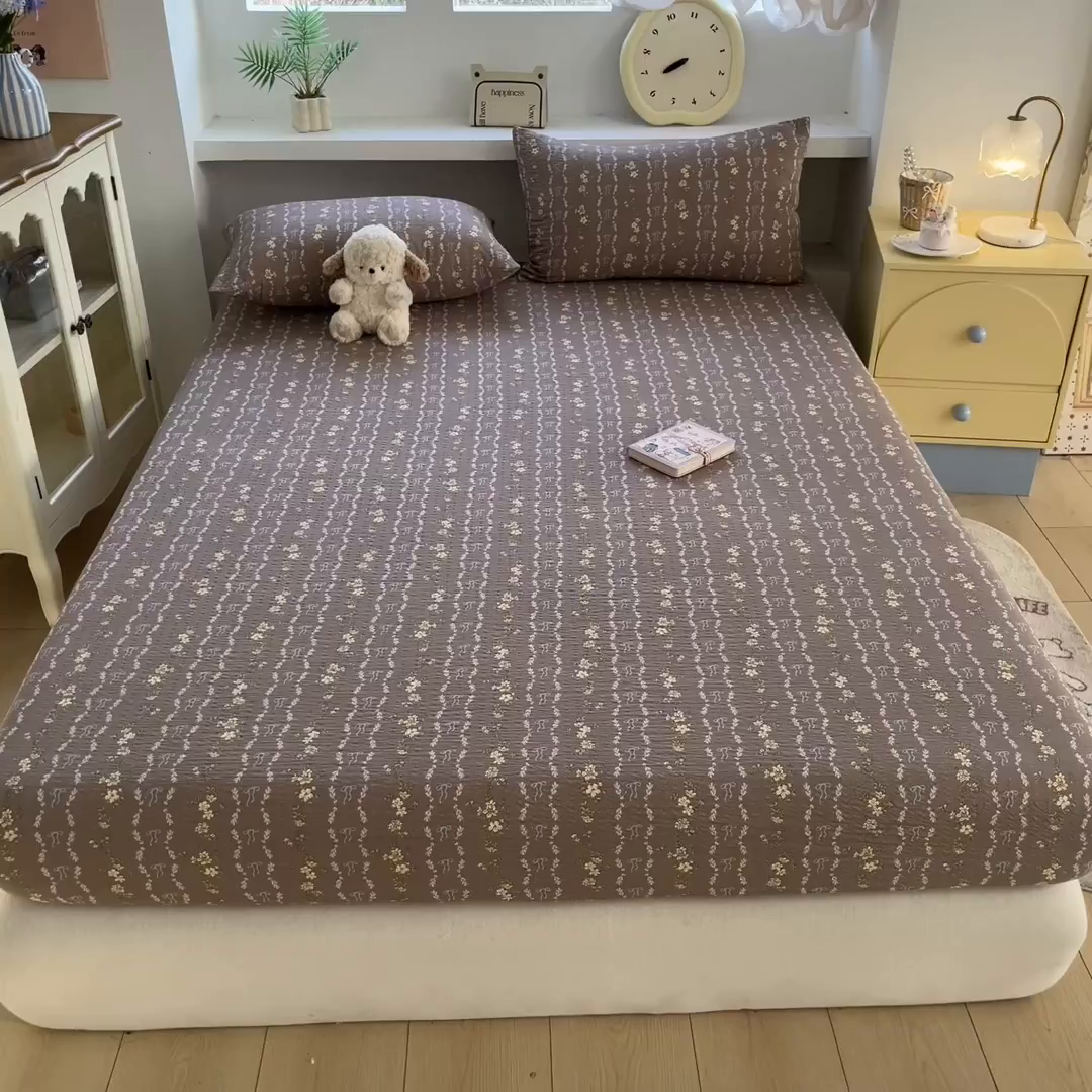 91家纺网 家纺一手货源 找家纺 蓝极人 2026新款泡泡纱印花床笠 CL情人节咖