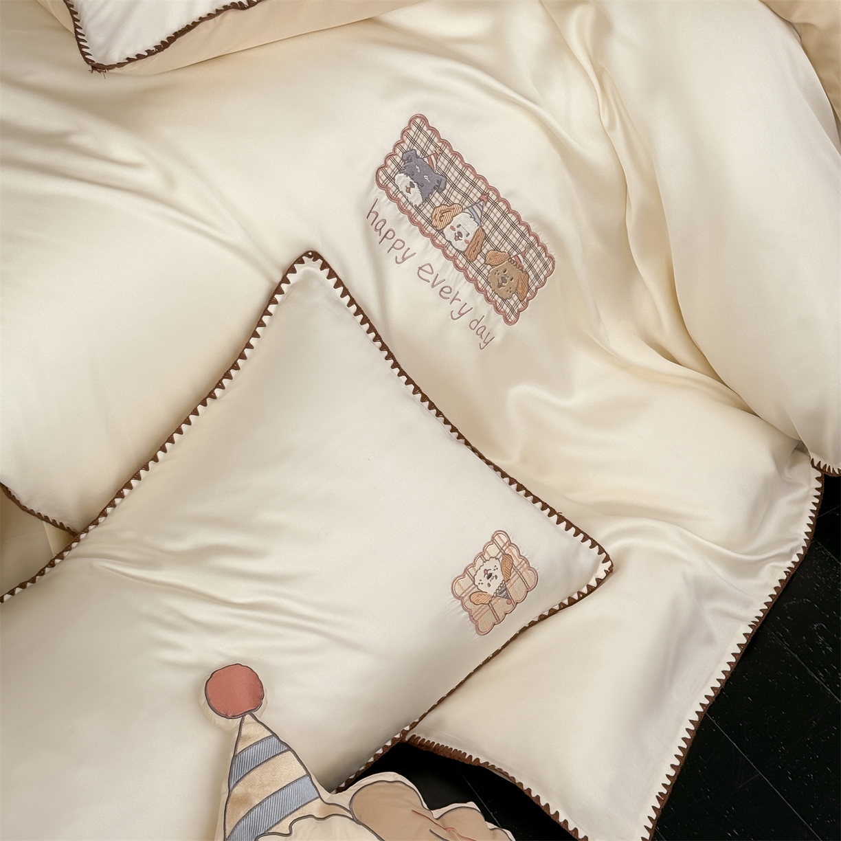 91家纺网 家纺一手货源 找家纺 （总）FORTWO家纺原创设计（FOR TWO家纺） 2026新款60支天丝贴布绣贝壳针四件套-happy狗