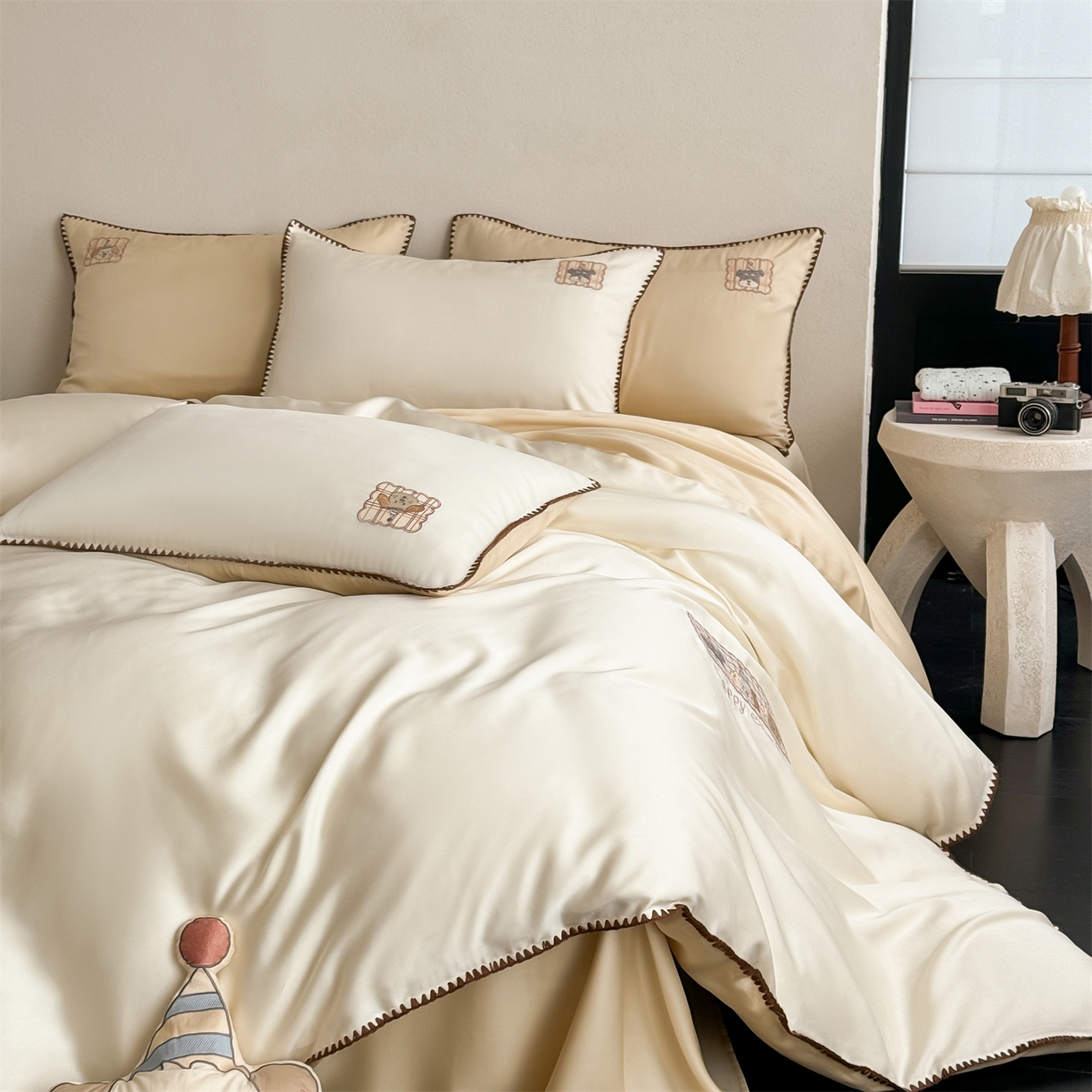 91家纺网 家纺一手货源 找家纺 （总）FORTWO家纺原创设计（FOR TWO家纺） 2026新款60支天丝贴布绣贝壳针四件套-happy狗