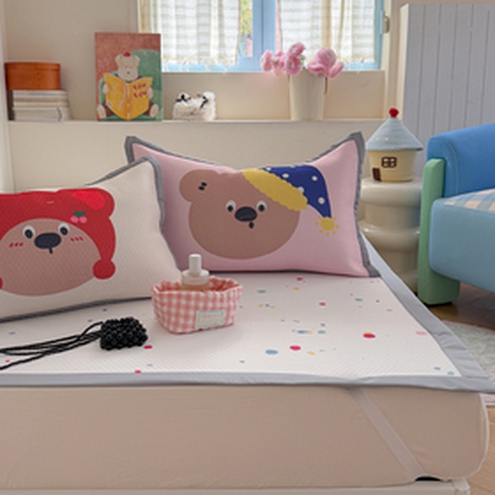 91家纺网 家纺一手货源 找家纺 Sweet dreams甜梦 2026新款数码印花大板凉感豆豆席 三只小熊