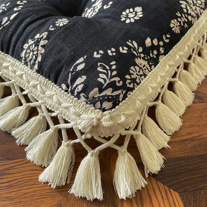 91家纺网 家纺一手货源 找家纺 座享家 2026新款竹节麻流苏坐垫椅子垫 墨色