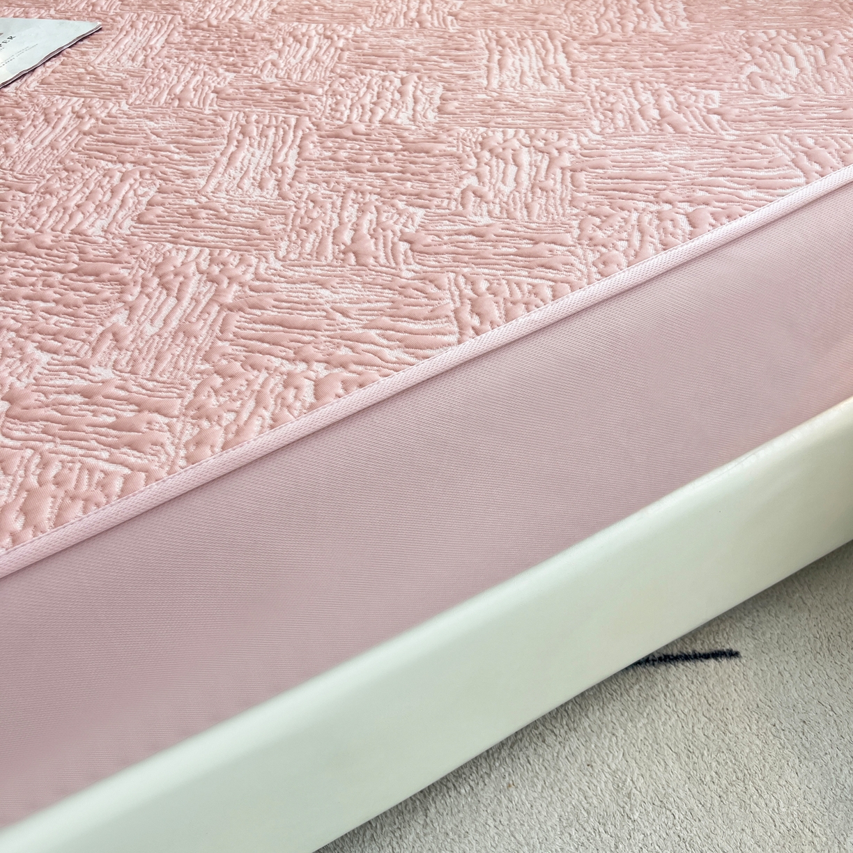 91家纺网 家纺一手货源 找家纺 能好家纺 2026新款高分子PE冰豆豆凉席床笠款 轻奢粉