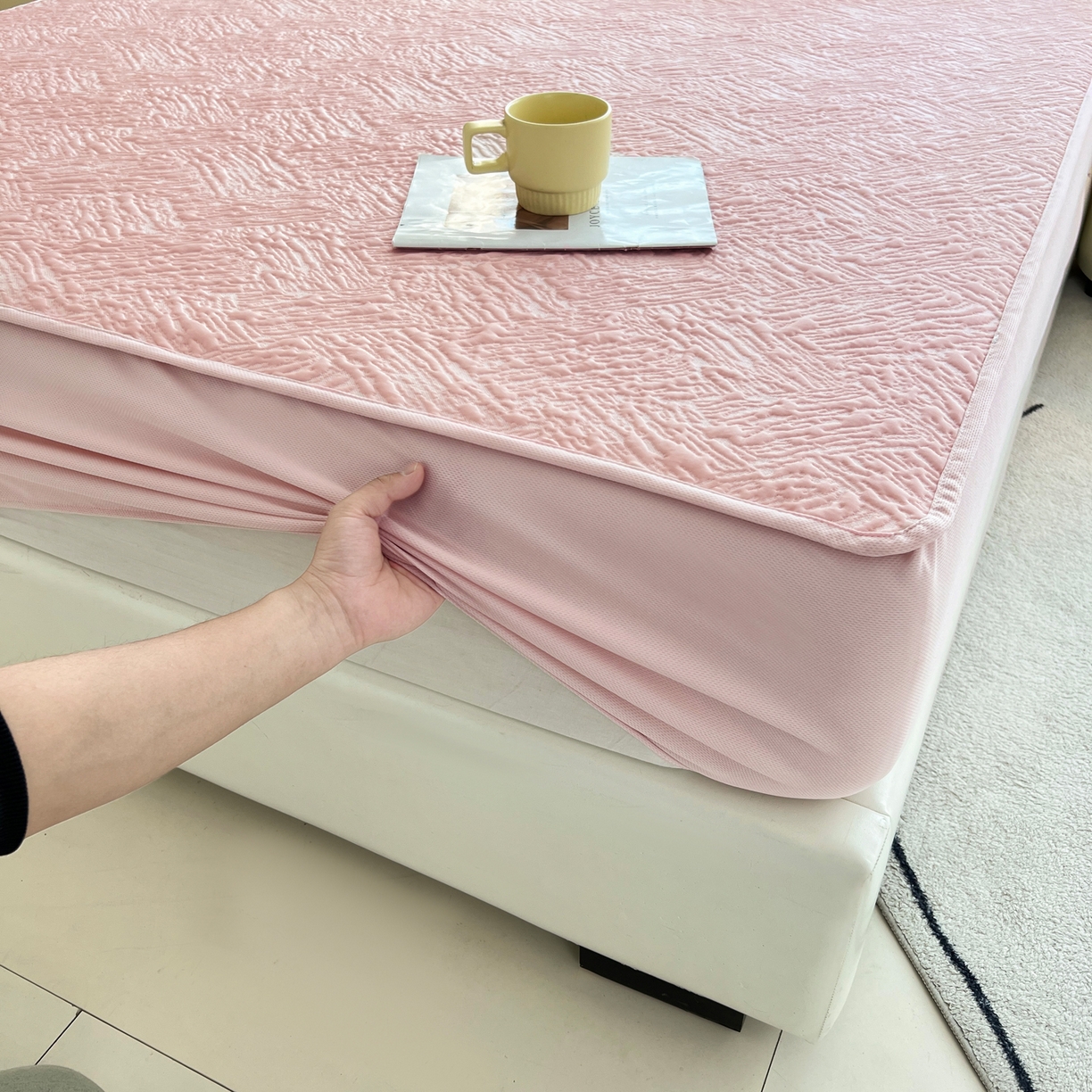 91家纺网 家纺一手货源 找家纺 能好家纺 2026新款高分子PE冰豆豆凉席床笠款 轻奢粉